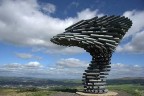 Высоко в горах недалеко от английского города Бернли можно увидеть необычное сооружение, сделанное из металлических труб. Это поющее "дерево" действительно поет, когда дует ветер. 